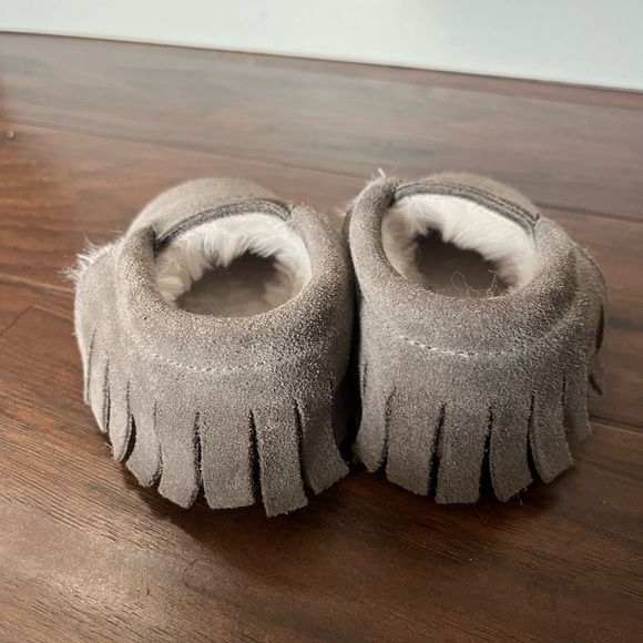 Monkey Feet Cozy Gray Suede Baby Booties/moccasins- Size 18-24 months - Picture 2 of 6
